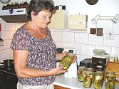 PRO VĚRU NOSKOVOU z Dolní Kalné je zavařování rodinnou tradicí. Ve sklenicích uchovává například okurky ze zahrádky, kořenovou zeleninu, marmelády i jídla z klasické kuchyně.