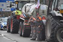 Zemědělci z Trutnovska dojeli při společné protestní jízdě z Trutnova na hraniční přechod Královec/Lubawka.