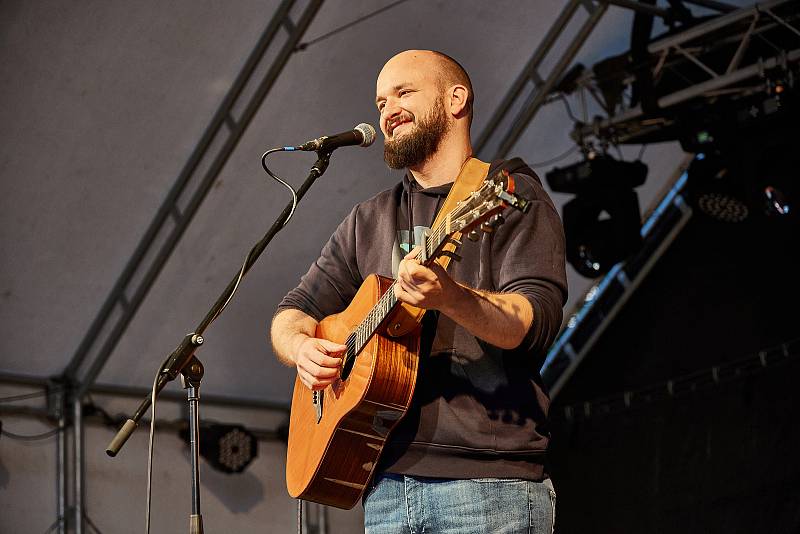 Koncert písničkáře Pokáče zahájil Kulturní léto na Štěrbově vile na Přehradě Les Království.