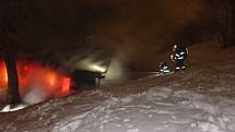 Rozsáhlý požár zničil v neděli večer školní horskou chatu Bažina v Peci pod Sněžkou u sjezdovky Javor, která patřila ZŠ kpt. Jaroše Trutnov