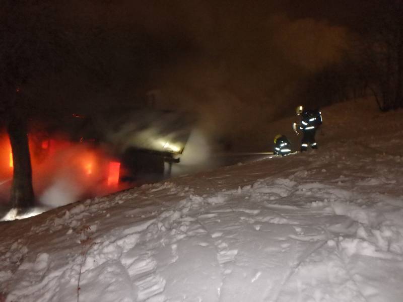 Rozsáhlý požár zničil v neděli večer školní horskou chatu Bažina v Peci pod Sněžkou u sjezdovky Javor, která patřila ZŠ kpt. Jaroše Trutnov