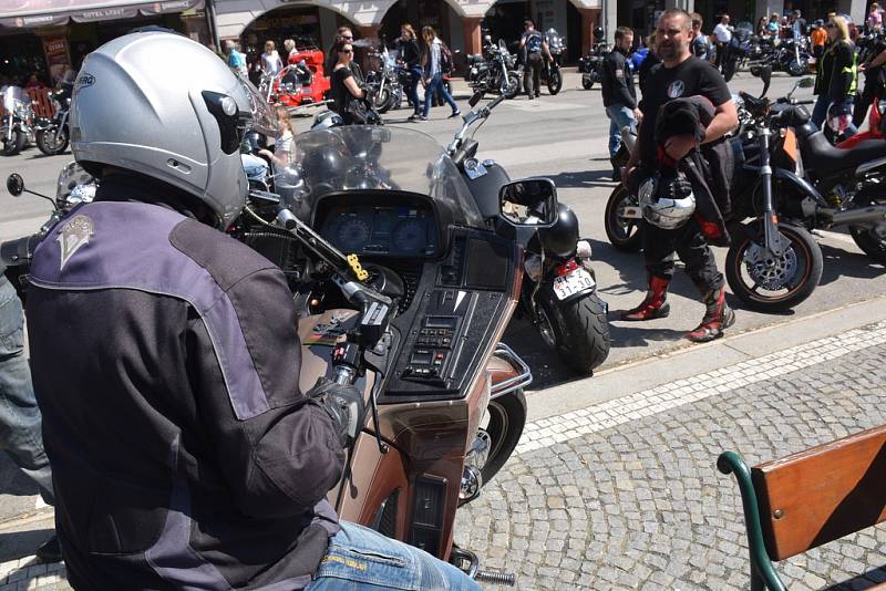 Motorkářské požehnání a FMX show - skoky přes náměstí ve Vrchlabí.