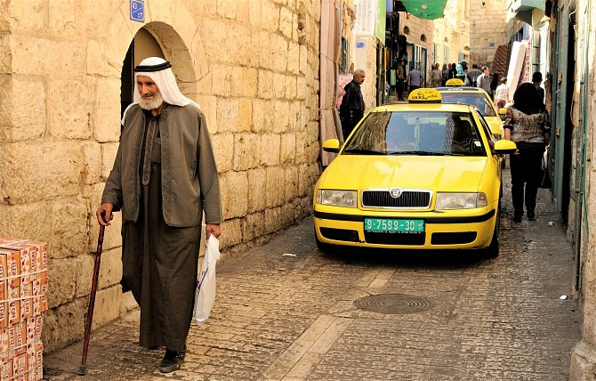 Město Betlém. Tradiční palestinský oděv s nastupující generací postupně mizí. Škoda je velice oblíbený automobil v Palestině.