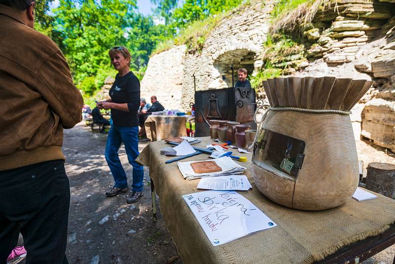 Lidé se přišli podívat na havlovický hrad Vízmburk při dni otevřených dveří.