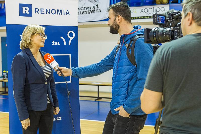 V derby basketbalistek vyhrál favorizovaný Hradec Králové v Trutnově 100:53. Součástí zápasu byla charitativní akce se Stacionářem mezi mosty Trutnov.