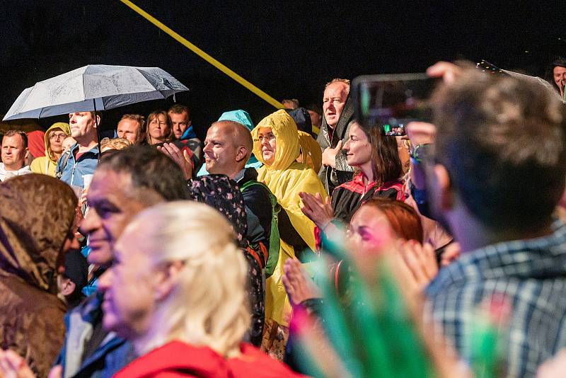 Koncert Michala Hrůzy s kapelou na Štěrbově vile u Přehrady Les Království.