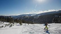 Slunečný víkend přilákal na hřebeny Krkonoš tisíce turistů, do terénu vyrazila řada skialpinistů.