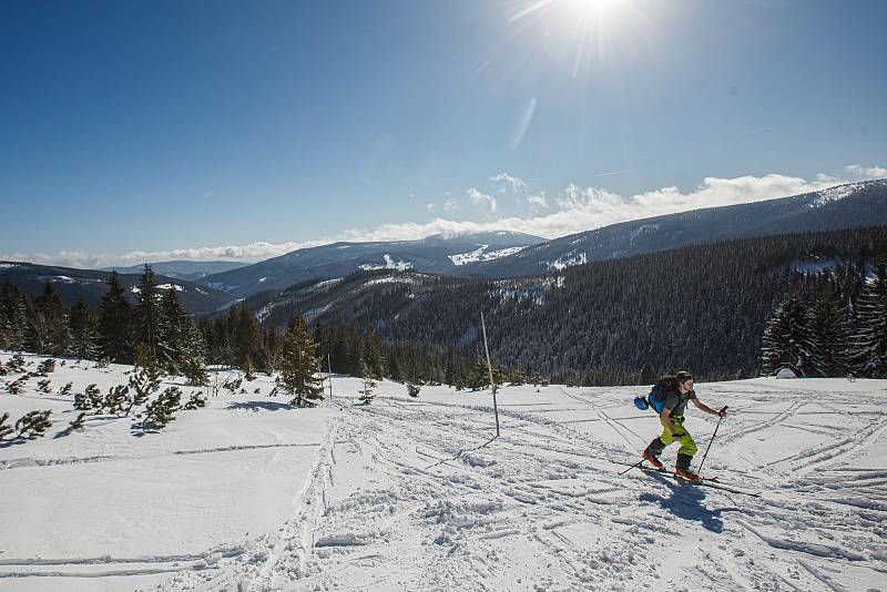 Slunečný víkend přilákal na hřebeny Krkonoš tisíce turistů, do terénu vyrazila řada skialpinistů.