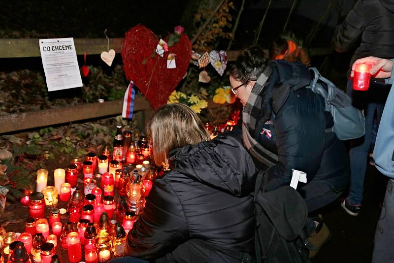 Celou neděli desítky lidí zapalovaly svíčky u chalupy Václava Havla na Hrádečku ve Vlčicích.