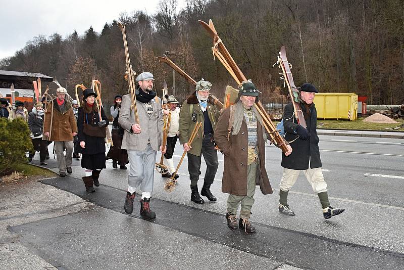 Lyžníci v dobovém oblečení se vydali na putování horami při 42. ročníku akce Svobodské Práskačky.