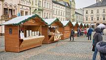 V Trutnově na Krakonošově náměstí začaly v pátek 9. prosince vánoční trhy. Potrvají do 23. prosince.