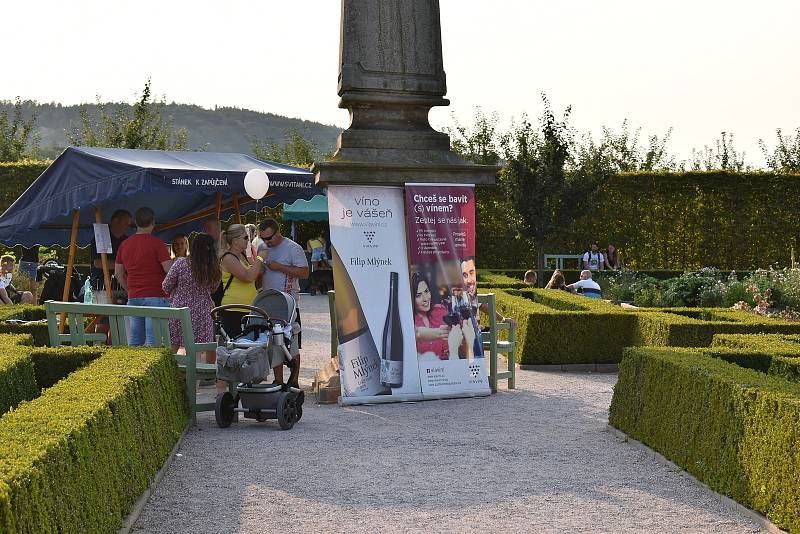 Letošní ročník Vinobraní na Kuksu byl jiný než ty předchozí. Víno neteklo po kaskádovém schodišti, stánky byly rozdělené do čtyř sektorů.