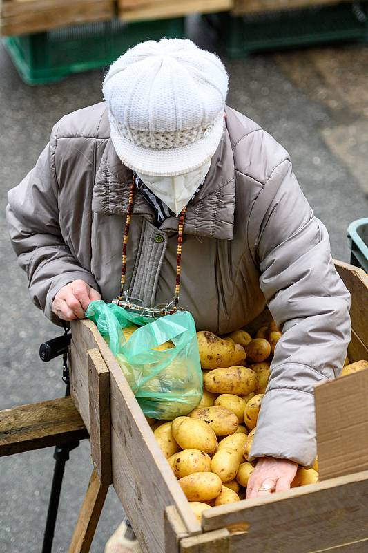 Lidé mohli v sobotu konečně vyrazit na farmářské trhy v Poříčí.