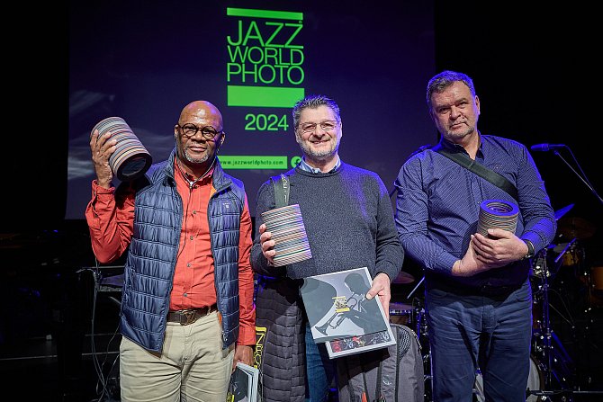Trojice oceněných fotografů soutěže Jazz World Photo 2024. Uprostřed vítěz Luciano Rossetti, vlevo druhý Siphiwe Mhlambi z Jihoafrické republiky, vpravo třetí Jacek Piotrowski z Polska.
