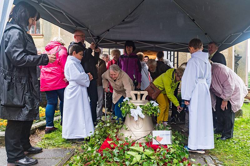 U příležitosti výročí 300 let od zahájení stavby místního kostela došlo v Borovnici k posvěcení obecního zvonu sv. Víta a umístění do věže.