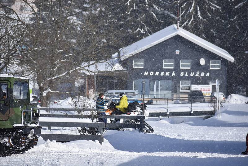 Sobota 13. února 2021 v Peci pod Sněžkou. Lidí je jen poskrovnu, horské středisko je vyprázdněné.