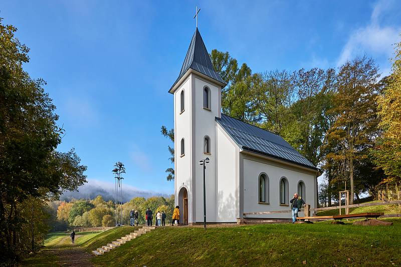 Kaple sv. Josefa ve Slavětíně prožila radikální změnu. Její vlastníci, manželé Kasperovi, proměnili chátrající ruinu v působivé místo.