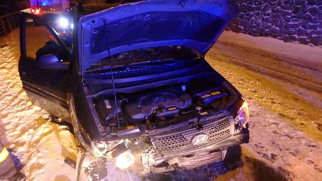 Při nehodě v Peci pod Sněžkou řidič narazil do opěrné zdi.