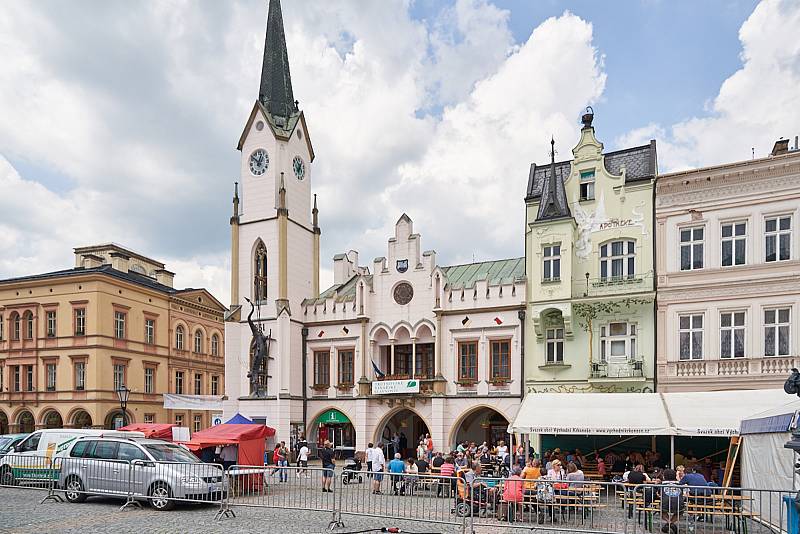 Patnáctý ročník Trutnovských vinařských slavností byl věnován památce Jiřího Frýby, který byl členem pořádajícího spolku Přátelé dobrého vína.