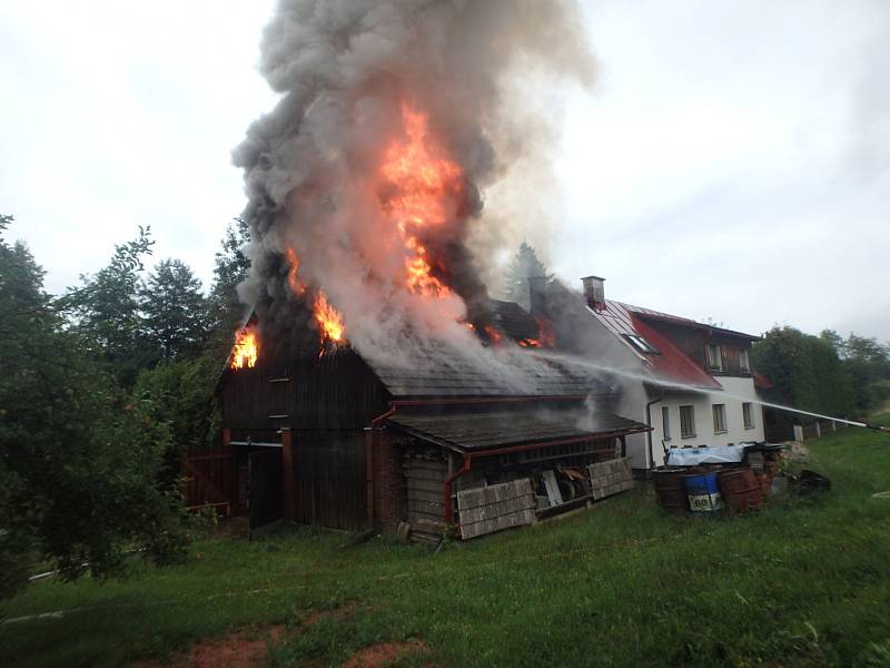 Ve středu ráno vzplála stodola v Horní Kalné. Osmi jednotkám hasičů se podařilo ubránit před plameny rodinný dům.