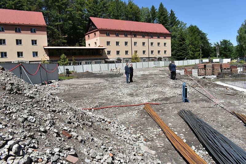V Tmavém Dole staví Královéhradecký kraj novou třípodlažní budovu Domova důchodců, díky které se zvýší kapacita ze 100 na 156 klientů.