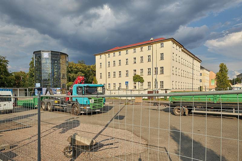 Kvůli rekonstrukci pěší zóny v Horské ulici v Trutnově je od pondělí až do května příštího roku uzavřené malé parkoviště vedle autobusového nádraží.