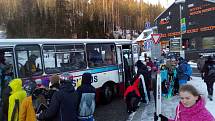 Parkovací plochy v Janských Lázních a Peci pod Sněžkou byly zcela obsazené, lyžaře a snowboardisty vozily k lanovkám a vlekům skibusy.