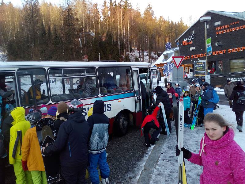 Parkovací plochy v Janských Lázních a Peci pod Sněžkou byly zcela obsazené, lyžaře a snowboardisty vozily k lanovkám a vlekům skibusy.