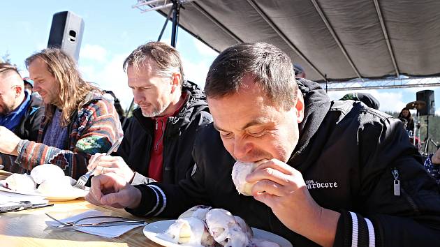 Soutěž o největšího jedlíka borůvkových knedlíků při Maloúpské vařečce. Gastronomická akce se vrací na jedno centrální místo na parkovišti na Pomezních Boudách.