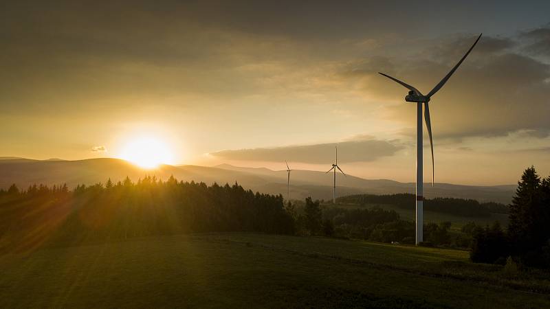 Větrné elektrárny ve Zlaté Olešnici na Trutnovsku.