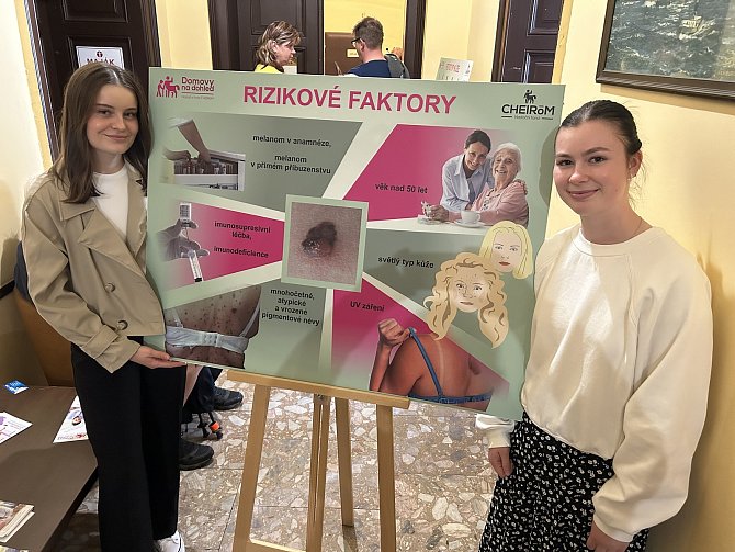 Studentky VOŠZ Trutnov Nela Borůvková a Alžběta Strnadová pomáhají při kontaktních dnech pro veřejnost, při kterých se můžou zájemci poradit s kožním lékařem, jestli podezřelý projev na kůži může znamenat rakovinu.