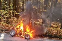 Požár čtyřkolky v lesním úseku nad Bohuslavicemi na Trutnovsku celý stroj velmi rychle pohltil a prakticky zničil.