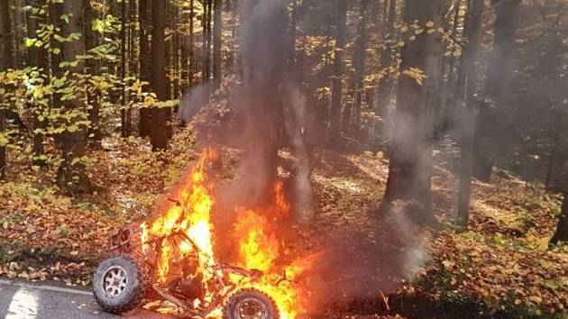 Požár čtyřkolky v lesním úseku nad Bohuslavicemi na Trutnovsku celý stroj velmi rychle pohltil a prakticky zničil.
