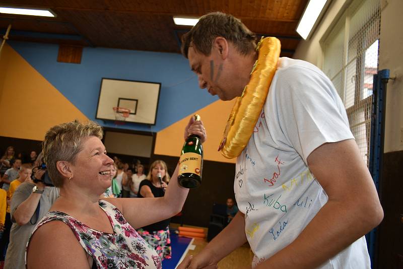 Učitelé a žáci ZŠ Úpice-Lány ve středu připravili krásné rozloučení řediteli Petru Kalouskovi, který odchází předčasně do důchodu.