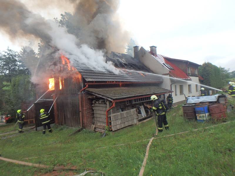 Ve středu ráno vzplála stodola v Horní Kalné. Osmi jednotkám hasičů se podařilo ubránit před plameny rodinný dům.