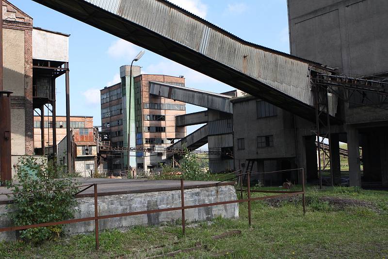 Obrovskou historii má hornictví na Žacléřsku, uhlí se tam dolovalo 422 let.  Jeho dějiny popsal Jiří Mauer.