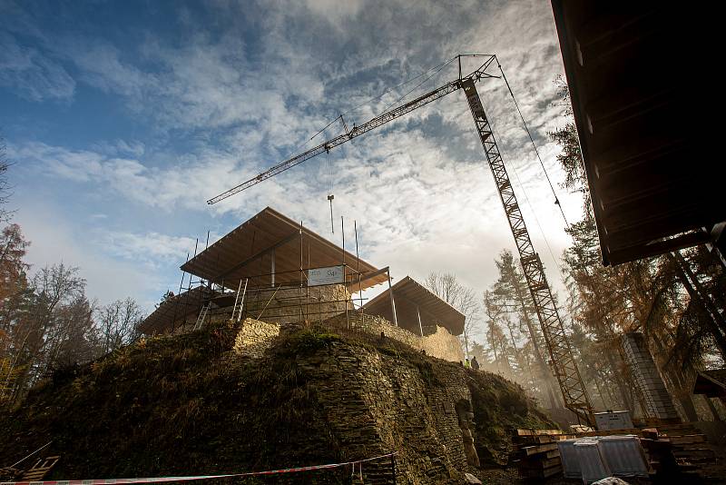 Oprava zříceniny hradu Vízmburk u Havlovic v listopadu 2020.