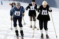 V BĚHU, SLALOMU I SKOKU se utkali lyžníci při třetím ročníku Historického trojboje na ski. Vloni jim klání znemožnila příroda skoupá na sníh, letos ale byly podmínky velmi dobré.