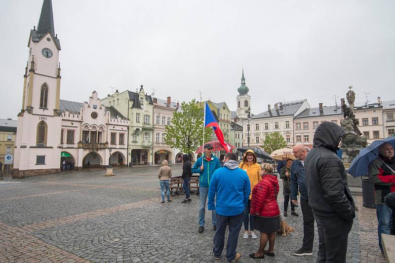 Z protestů proti Babišovi a Benešové v Trutnově.