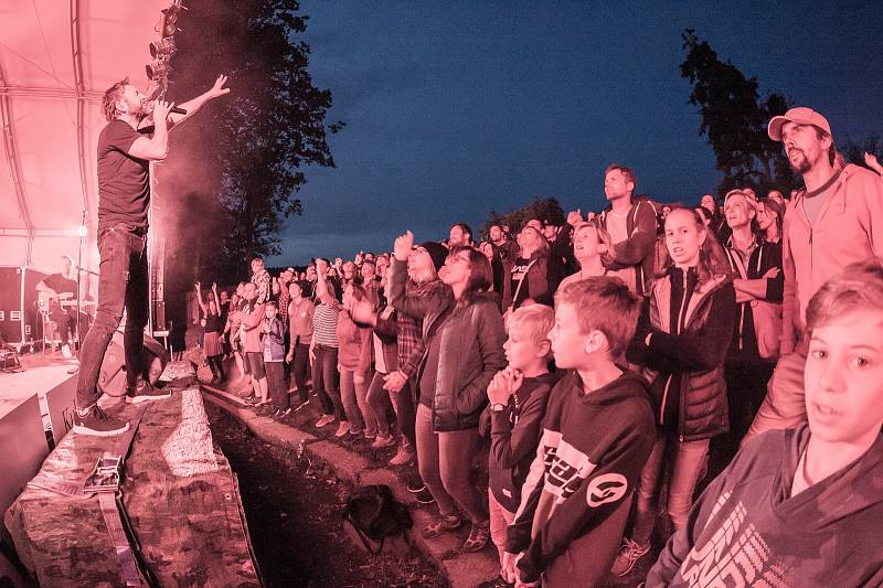 Kapela Tata Bojs koncertovala u Štěrbovy vily na Přehradě Les Království.