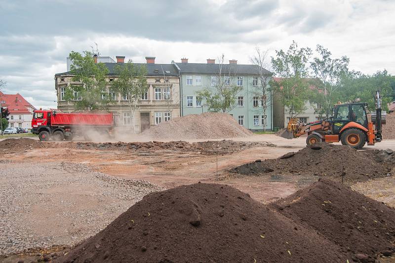 Stavba parkoviště Na Nivách u nové budovy Střediska volného času v Trutnově přinese 81 parkovacích míst.