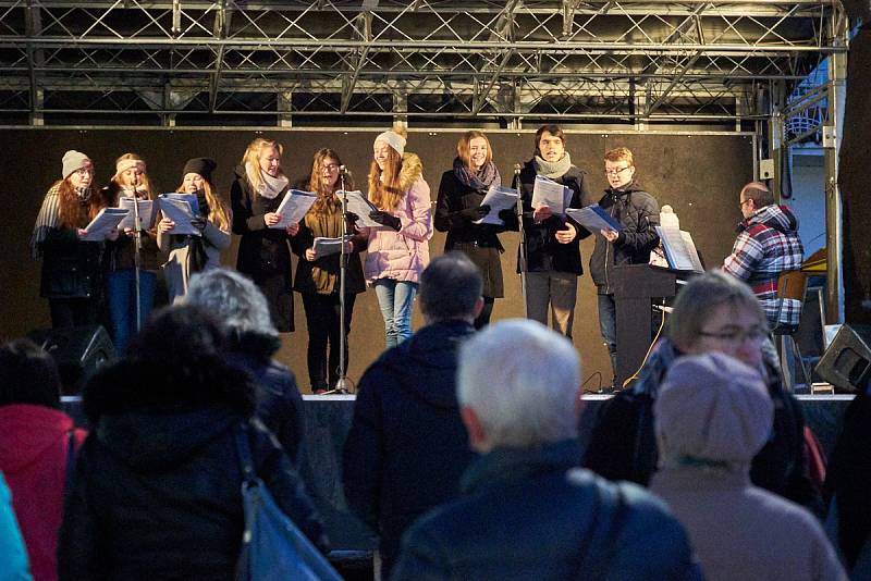 Trutnov před svátky: Malé adventní trhy v Uffu, vánoční trhy na Krakonošově náměstí.