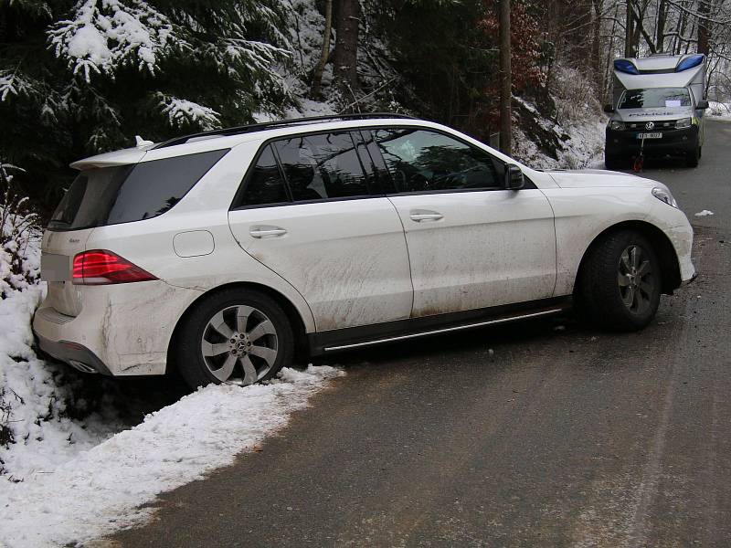 Polský řidič se snažil loni v prosinci převézt přes hranice mercedes ukradený v Německu.