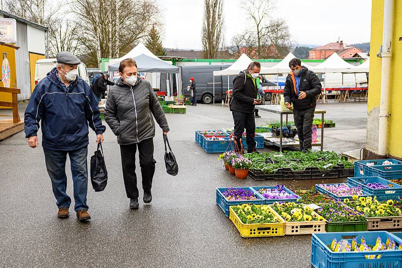 Lidé mohli v sobotu konečně vyrazit na farmářské trhy v Poříčí.