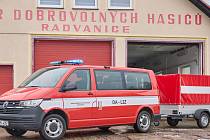 Hasiči v Radvanicích mají nový automobil s přívěsným vozíkem.