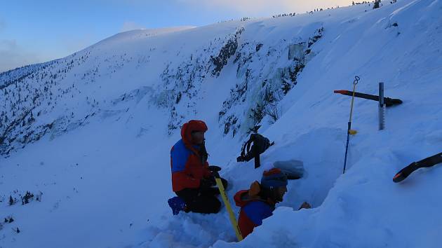 Členové Horské služby Krkonoše každoročně trénují záchranu osob  z lavin prostřednictvím kurzů.