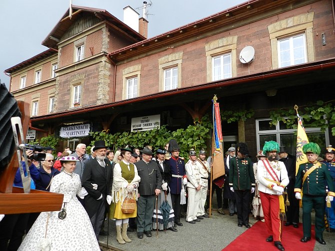 Řada diváků byla přítomna při oslavě 150. výročí železniční stanice Martinice v Krkonoších. Přenesli se do roku 1871, kdy vlakem přijel a svoji zdravici v uvítacím ceremoniálu přednesl císař František Josef I..