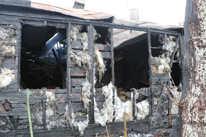 Shořela. Oblíbenou horskou chatu trutnovské základní školy kpt. Jaroše zničil požár 15. prosince 2019.