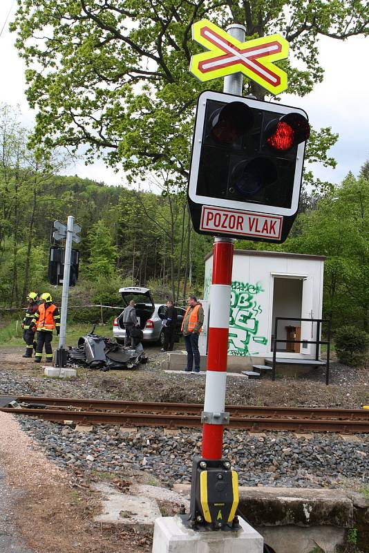 Tragická nehoda. Na železničním přejezdu v Bílé Třemešné rychlík smetl v pondělí přes osmou hodinou ráno osobní auto. Řidička zemřela.