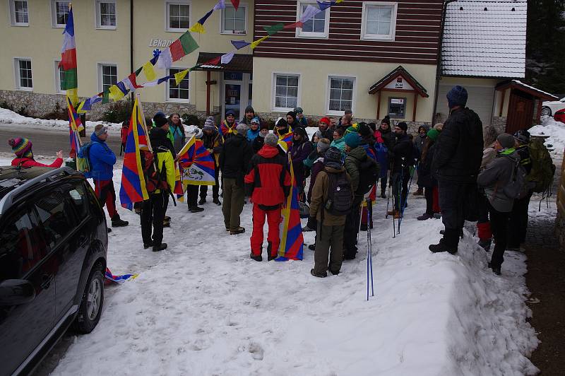 S vlajkou Tibetu šli na Sněžku.